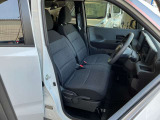 運転席シートリフター(ラチェット式)で、座面の高さも上下に動き、体格にあわせて調整ができます。