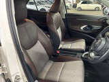 運転席の画像です。足元やシートまわりに余裕があり、リラックスした姿勢で運転が可能です。視界も良好で操作系へのアクセスもしやすく、快適で安心感のあるドライブをサポートします。