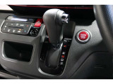 インパネシフトだから視線の移動も少なく足元もスッキリ♪運転席もゆったりしているのでゆとりを持ってドライブできますね!