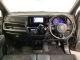 車内は光触媒抗菌消臭施工済です。スタイリッシュなデザインでスポーティなインパネ周りを演出します。グローブボックスやカップホルダーのほかにトレーなどたくさんの収納スペースが付いています。