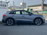 Audiのリヤディフューザーは、車両の後方での空気の流れを整え、乱流を減少させることで、走行安定性を向上させます。またスポーティで洗練された外観を提供し、全体のスタイルに一体感を持たせます。