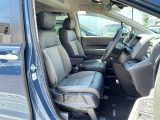 体を包み込む形のシートなので、長時間運転しても疲れません。