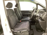 女性でも運転がしやすいように、シートの高さ調整機能(シートリフター)がついています。広い足元にゆったり座れるシートには肘掛も装備しており長距離の運転でも疲れにくいシートです。