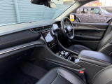 運転席・助手席のレザーシートにはシートヒーターを標準装備。