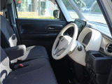 【運転席】座り心地が良いシートなので長時間の運転でも快適にお過ごしいただけます。新品のフロアマットのご注文も可能です。掲載箇所以外にご希望の写真がございましたらお気軽にお問い合わせ下さい!