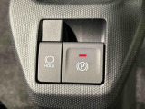 指先だけで簡単に操作が可能な電動パーキングブレーキを採用。「HOLD」スイッチを押すと、渋滞や信号待ちなどでブレーキペダルから足を離しても、ブレーキを保持するので安心です