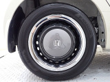 ホイールは車のデザインにマッチした専用タイプです。