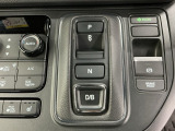 わずかな力で操作可能なボタン式シフト、ECONスイッチ、電動パーキングブレーキ、信号待ちや渋滞時などブレーキを踏み続ける場合に比べて足腰の疲労が軽減されるオートブレーキホールド付きです!