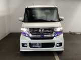 車の個性が最も現れるフロントデザイン。バランスの取れたフォルムは飽きが来ず、毎日のドライブを誇らしい気持ちにさせてくれる美しさです