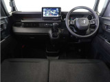 視界広々で運転しやすくロングドライブでも疲れを感じさせないすっきりとまとまったインパネ周りです。