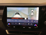 車両を上から見たような映像をディスプレイに表示。狭い道での車両周辺の安全確認を確認できます。