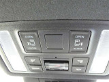 電動スライドドアのスイッチで車内からもスライドドアの開閉ができます。イージークローザー機能で半ドアになることも防止してくれます。
