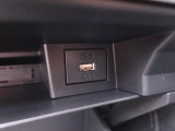 USBポートはスマートフォンの充電などにご利用いただけます♪