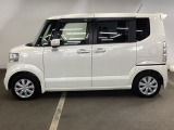 狭い駐車場でも、スライドドアならチャイルドシートへのお子さまの乗降や荷物の積載もスムーズ。とても便利な【両側電動スライドドア】ドアハンドを少し引くだけでリアドアが自動開閉します。