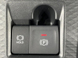 【電動パーキングブレーキ】パーキングブレーキは便利な電動式!ボタン一つで操作でき、アクセルを踏めば自動で解除されます♪レバーやペダルが無いので運転席廻りもすっきりしますね♪