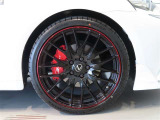 社外のアルミホイールになります。タイヤサイズは235/35R19です。