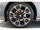 【BMWアロイホイール】軽量かつ強度に拘ったアロイホイール。走行性能ポテンシャルを引き出す設計。タイヤのサイドウォールが強化されたランフラットタイヤは、パンク時にタイヤがつぶれてもリムから外れません。