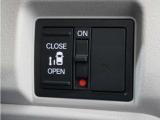 ◆片側電動スライドドア◆狭い駐車場でも乗り降りが楽々♪お子様が隣の車にドアを当ててしまう心配もございません!小さなお子様連れの方もこれで安心。
