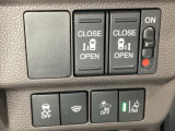 両側電動スライドドアは運転席から操作ができるよう、操作スイッチが付いています。Hondaセンシング用のVSA(ABS+TCS+横滑り抑制)解除と路外逸脱抑制機能などのスイッチがあります。