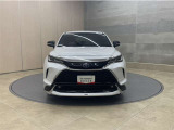 お車購入のポイントとなるフロントマスクです!シャープな目つきが印象的なデザインのヘッドランプです。