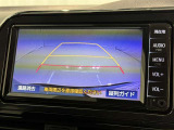 後方の見える安心をお届けするバックガイドモニター付:バックするときのアシストラインもあって楽々バック!車庫入れや縦列駐車をサポートし、苦手な駐車も安心です!今やもう手放せない装備ですネ♪