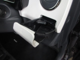 運転席と助手席にはドリンクホルダーがあります。取りやすい位置にありますからドライブも楽しくなりますね!