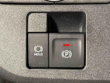 指先だけで簡単に操作が可能な電動パーキングブレーキを採用。「HOLD」スイッチを押すと、渋滞や信号待ちなどでブレーキペダルから足を離しても、ブレーキを保持するので安心です