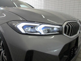 BMWの伝統的なヘッドライト・デザインは『コロナ・リング』と言われる左右4灯ヘッドライトをモチーフにしています。キドニーグリルと相まって、ひと目でBMWだとわかるデザインになっています。