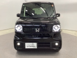 LEDヘッドライトを装備しています。LEDヘッドライトはとても明るく、雨の日や夜間走行も安全・安心です。オートライトコントロール付きで周囲の明るさに応じて自動で点灯・消灯します