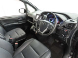 シンプルで使いやすいデザインの運転席です。