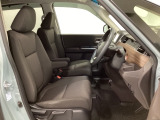 女性でも運転がしやすいように、シートの高さ調整機能(シートリフター)がついています。運転席と助手席の間が空いている為、助手席側への移動がスムーズです。交通量の多い道でも助手席側から乗り降りができます。