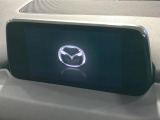 【マツダコネクトナビ】車内の雰囲気にマッチした一体型タイプのナビ。各種車輌設定やBluetooth再生等、様々な機能が楽しめます。直感的なダイヤル操作が可能で、使い勝手も良好です。