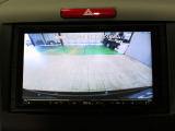 【バックカメラ】シフトを「R」の位置に入れると、自動的に画面がカメラ映像に切り替わり後方の視界をサポートする必須装備です!