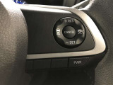 ステアリングスイッチ付きで、運転中に視線を前に向けたまま操作できます。