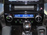 左右独立温度コントロールフルオートエアコンです。運転席、助手席それぞれで独立して温度設定ができます。