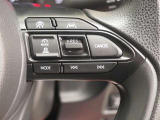 レーダークルーズコントロール(全車速追従機能付)付きです。車速に応じて追従支援してくれるので、ロングドライブも快適です。詳細は販売店スタッフまでおたずねください。