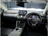 デザインもよく、居心地のよい運転席ですね。分かりやすいスイッチ類ですから操作もしやすく運転をサポートします。
