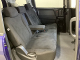 2列目シートは背もたれの角度調節ができるベンチシートになっております。長距離運転になってもゆったりとできるようにアームレストがついてます。