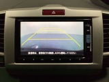 バックでの車庫入れも安心です! リアカメラが付いているバックモニター付のナビを装備しております。操作線もついており距離感も画面から確認できます。