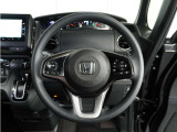 【Honda SENSING】 カメラ等装置で精度の高い検知能力を発揮、安全運転を支援します。ステアリング上のコントローラーに注目!