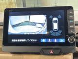 リバースギアに入れるだけで後方の表示へ切り替わります。夜間や雨の日の駐車も楽になりますよ。