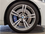 【BMWアロイホイル】軽量かつ強度に拘ったアロイホイル。走行性能ポテンシャルを引き出す設計。車の足元を引き締めてくれる大きなポイントはアロイホイルです。