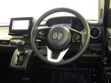 運転席まわりです。 各操作スイッチは使いやすい位置に配置されてます。