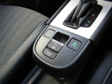 駐車ブレーキは電子パーキング。発進時も自動で解除できます。信号待ちでブレーキペダルから足を離せるブレーキホールド機能付