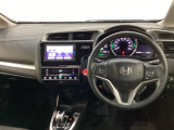 車内は光触媒抗菌消臭施工済です。インパネ周りはスタイリッシュなデザインです。グローブボックスやカップホルダーのほかにトレーなどたくさんの収納スペースが付いています。