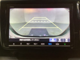 バックでの車庫入れも安心です! リアカメラが付いているバックモニター付のナビを装備しております。操作線もついており距離感も画面から確認できます。