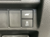 自動でリアゲートを開閉できる電動リアゲート、車がカーブの外側へ膨らんだり内側へ巻き込んだりする挙動を防止し安定した走行をサポートする横滑り防止装置付きです!