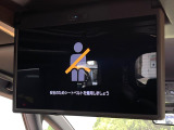 【13型有機ELフリップダウン】三列目からでも迫力のエンタメが観れる大画面フリップダウン。有機ELのモニターでは、一般的なフリップダウンよりも高コントラストでキレイな映像を楽しめます。