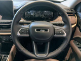 操作性の良いハンドルで運転中のストレスも軽減されます。