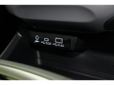 小物の収納に便利なセンタートレイには携帯等のデバイスの充電可能なUSB出力電源付です。